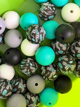Load image into Gallery viewer, Turquoise Bow Silicone Beads Mix
