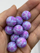 Load image into Gallery viewer, 10 Purple Print Silicone Beads - 15mm
