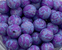 Load image into Gallery viewer, 10 Purple Print Silicone Beads - 15mm
